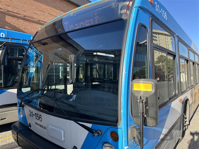 !وعكة صحية لسائق  تنتهي باصطدام حافلة بـ3 سيارات وشرفتي مطعم (STM)